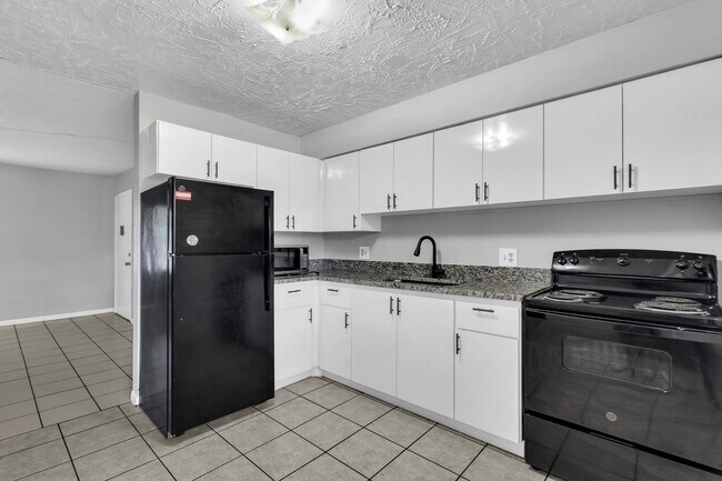 Foto del edificio - 1 Bed / 1 Bath – Updated Kitchen and Bathroom–  price reduced to $1,050/month (Water Included)