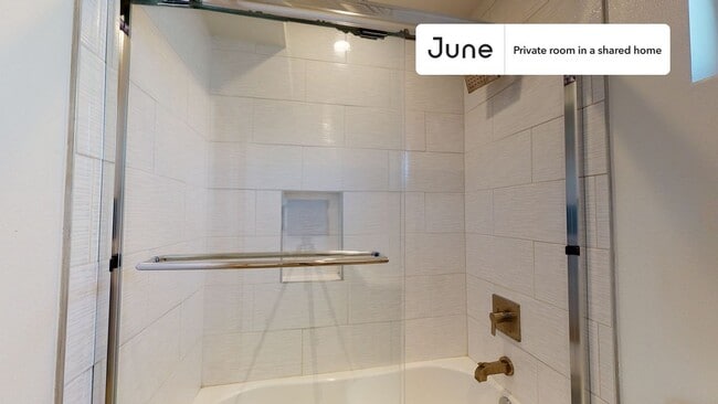 Building Photo - Private bedroom in 3 bed/3.5 bath Home