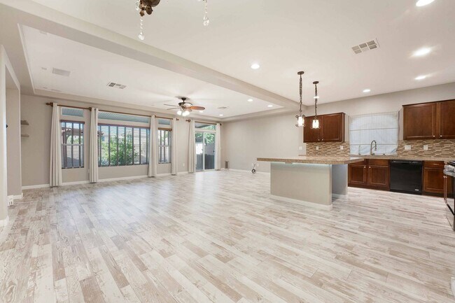 Building Photo - Luxurious Living: Elegant 4-Bed Retreat!