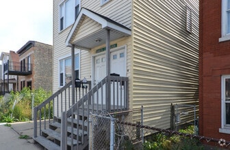 Building Photo - 3048 N Clybourn Ave