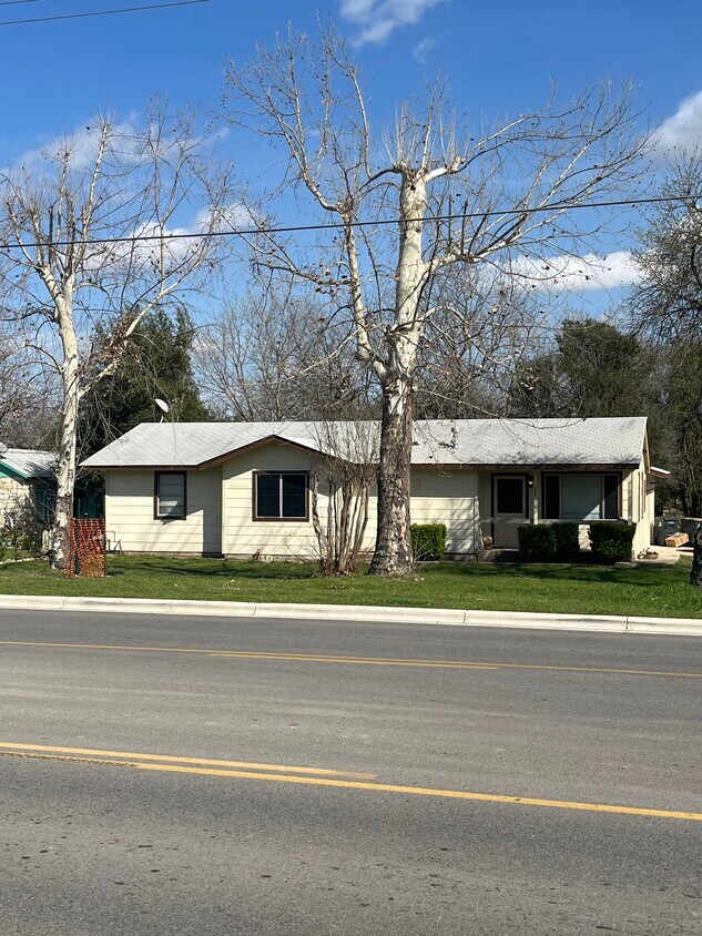Foto principal - 300 N Burleson St