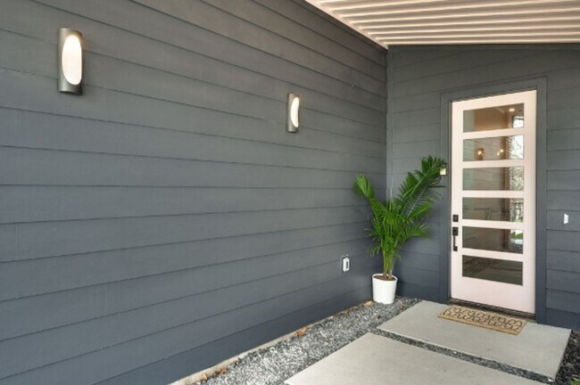 Building Photo - Modern Elegant 5-Bedroom Home in the Heart...