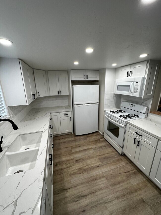 Kitchen - 2424 Santa Ana Ave