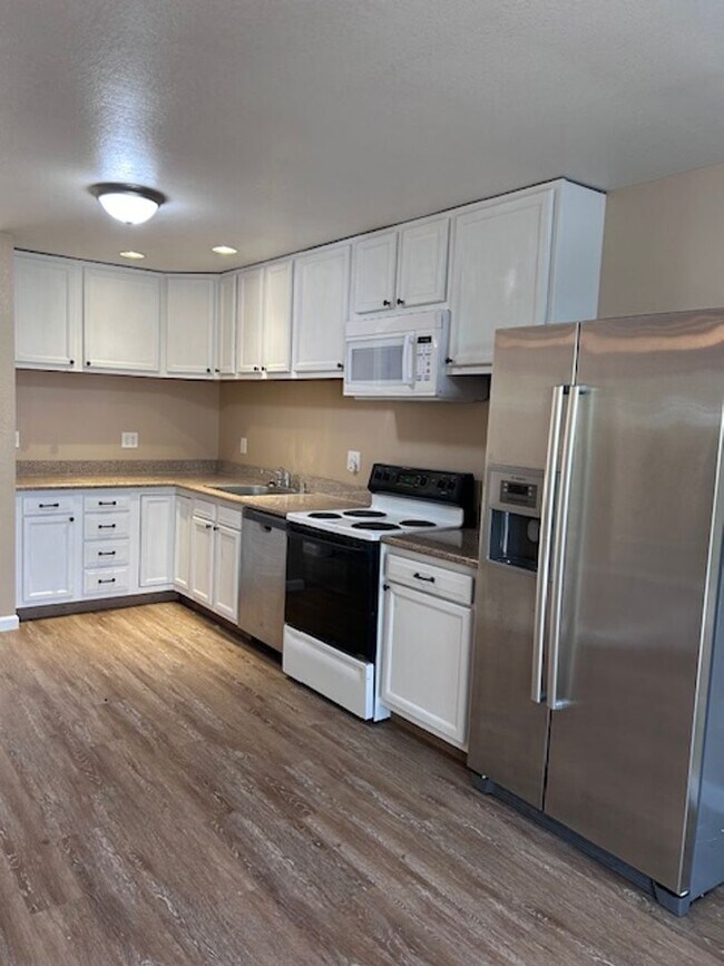 Building Photo - 2 Bedroom Mid Town Petaluma ~ New Flooring...