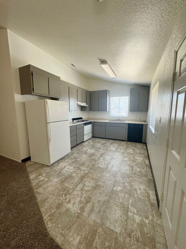 3465 Magnums Way Unit 1, Redding, CA 96003 Room for Rent in Redding
