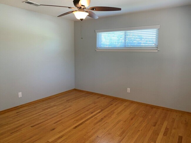 Foto del edificio - Spacious 4 Bedroom 2 Bath Santa Clara Home...
