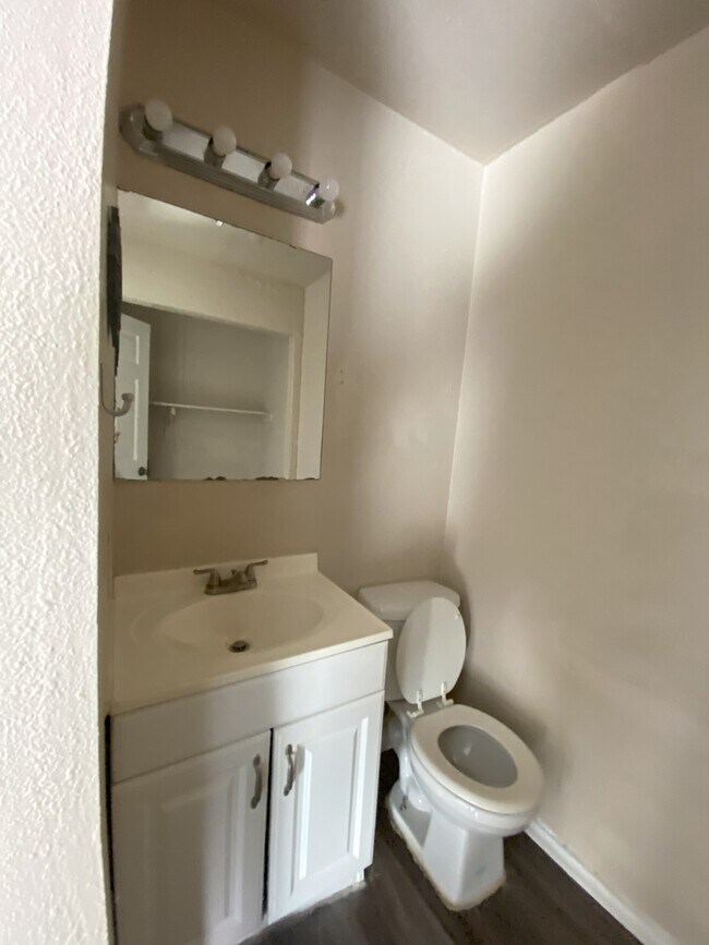 Half bathroom - 10619 Starcrest Dr