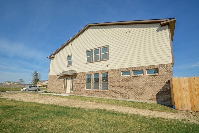 Foto del edificio - 3306 Rainflower Springs Ln