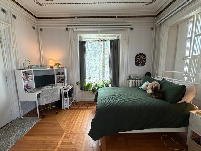 Apt 4 Bedroom - 208 N Division St