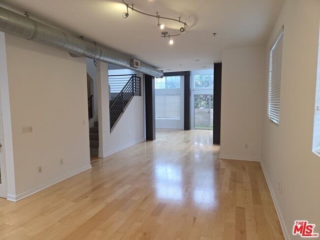 Building Photo - 5350 Playa Vista Dr