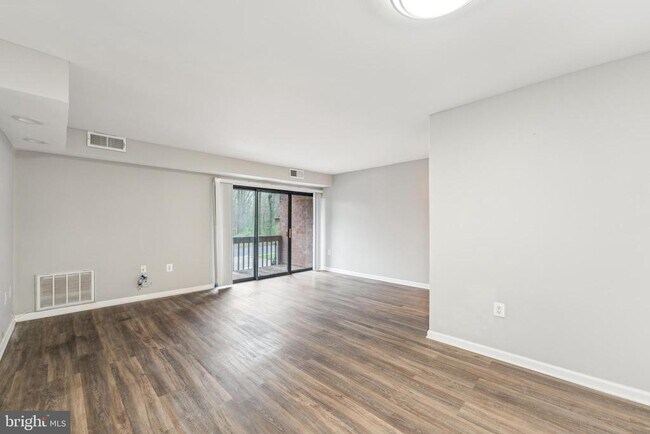 Building Photo - 10724 West Dr