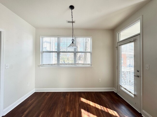 Building Photo - Stylish 1-Bedroom Corner Unit with Balcony – Minutes from Uptown Charlotte! Only $1,595!