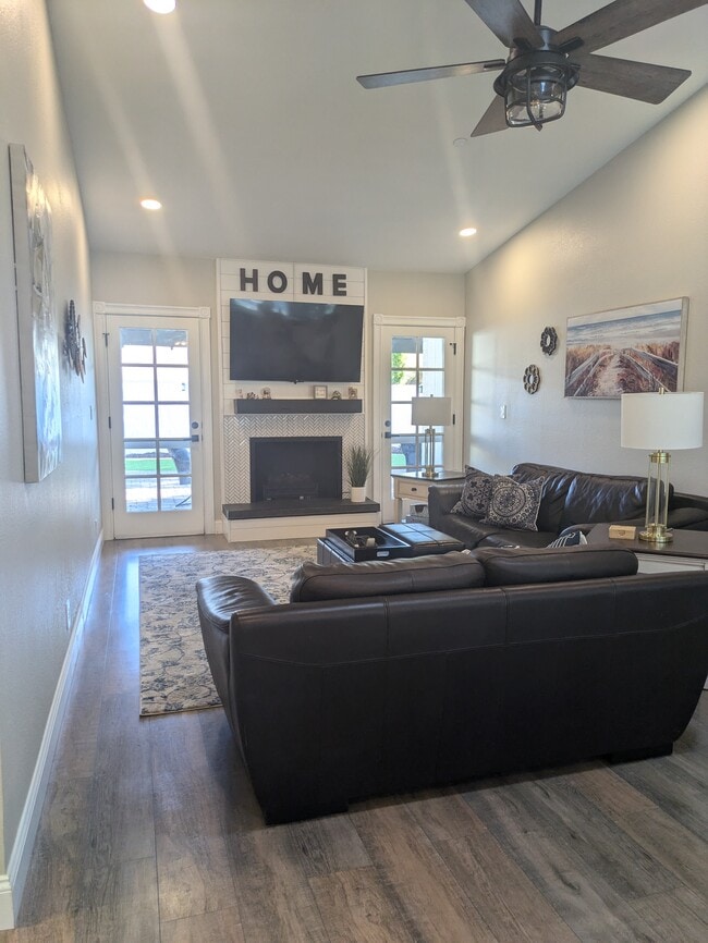 Building Photo - 8879 E Friess Dr