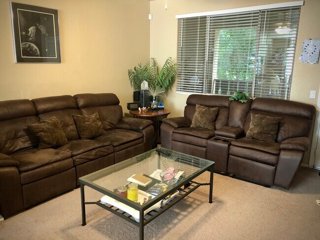 Living Roo - 2401 E Rio Salado Pky