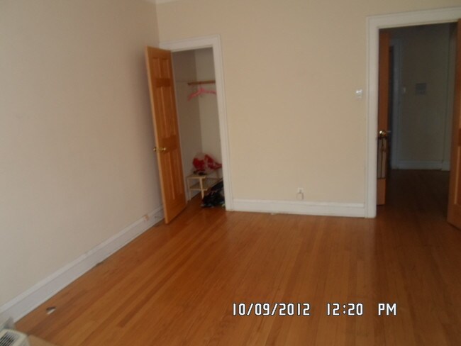 Building Photo - 422 E 81st St
