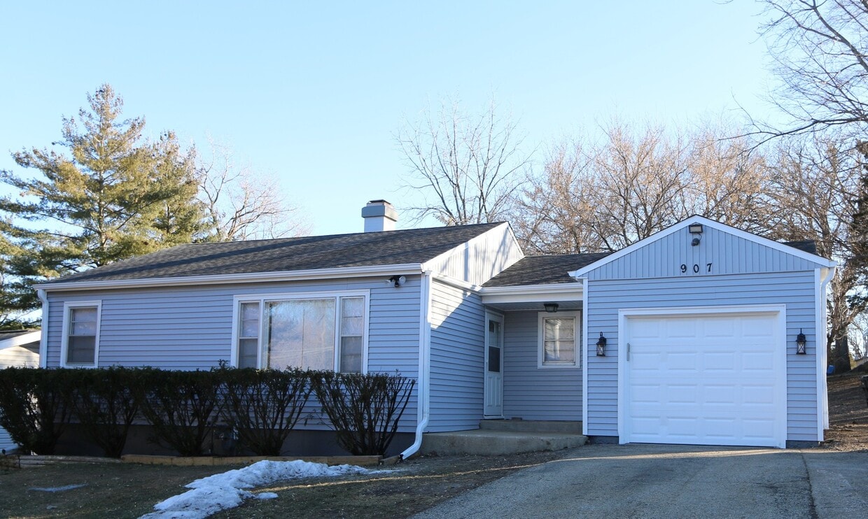 Primary Photo - 907 W Broadway St