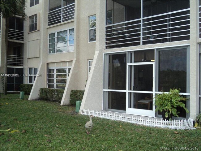 Foto del edificio - 9450 Poinciana Pl