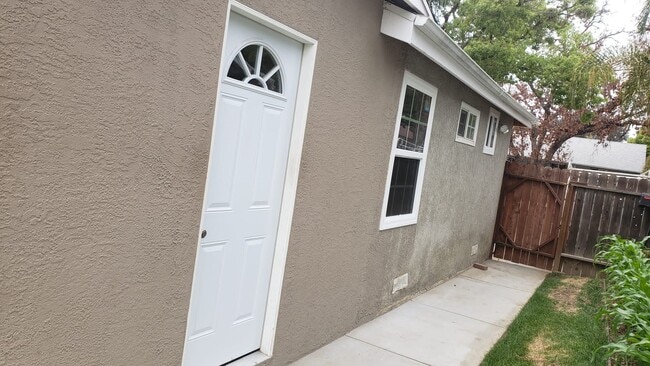 Private entrance - 8132 Murietta Ave