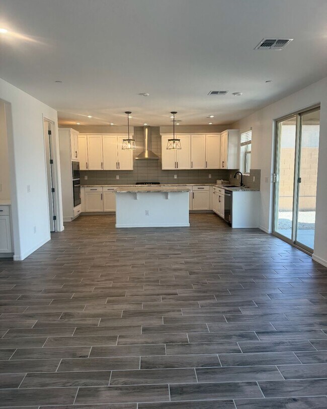 Building Photo - BRAND NEW 5 BEDROOMS HOME IN VISTANCIA