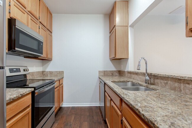 Foto del edificio - 2-Story Junius Heights Condo With Updates
