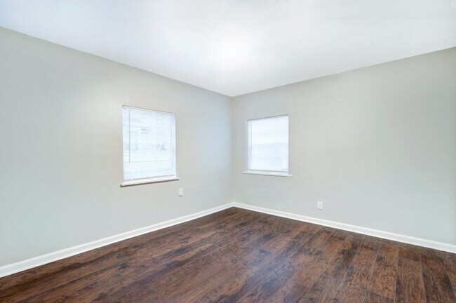 Building Photo - 1121