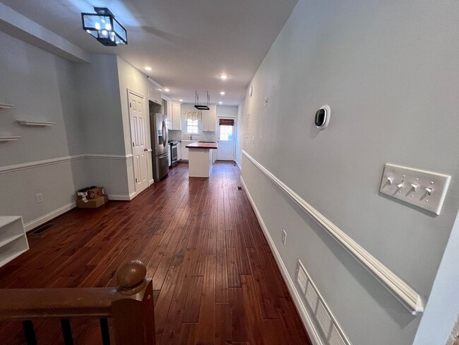 Building Photo - Recently Renovated 4Bedroom Townhome in Ri...