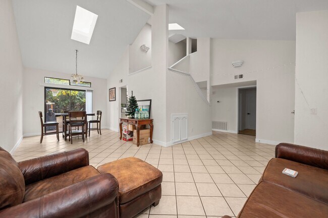 Foto del edificio - Spacious lot with no back house!