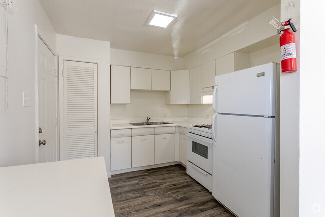 2BR 1,5 BA - 1024 SF TH - Cocina - Cedar Elm Apartments