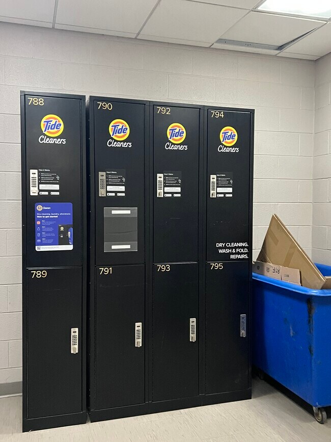 Building Photo - 451 W Huron St