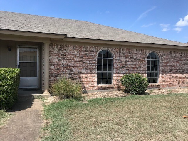 Primary Photo - 1107 N Nolan River Rd