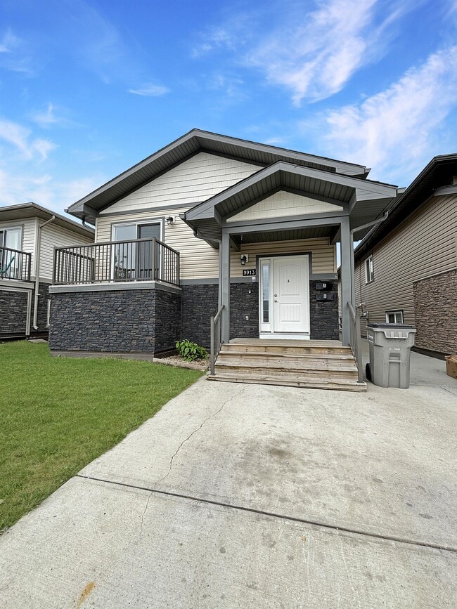 Building Photo - 9913-99109 109 Ave