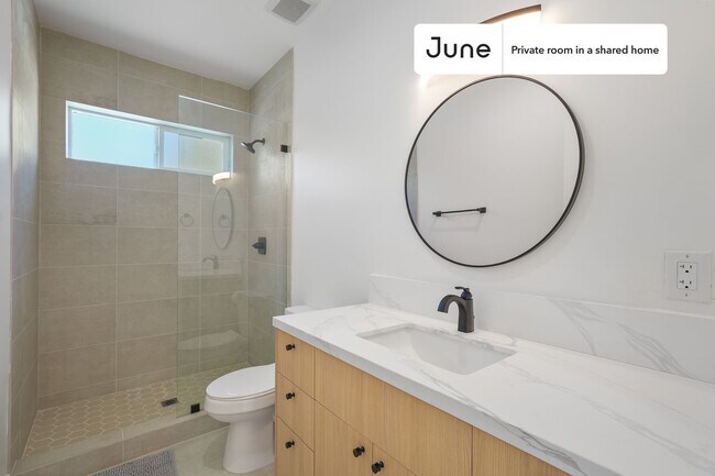 Building Photo - Private bedroom in 4 bed/3 bath Home