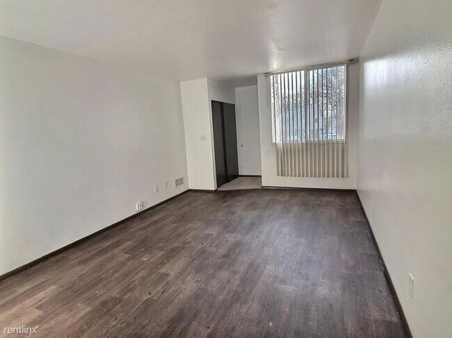 Building Photo - 3 br, 1.5 bath Condo - 9051 North 95th Str...
