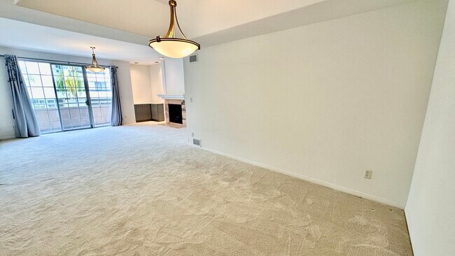 Building Photo - 810 S Lucerne Blvd