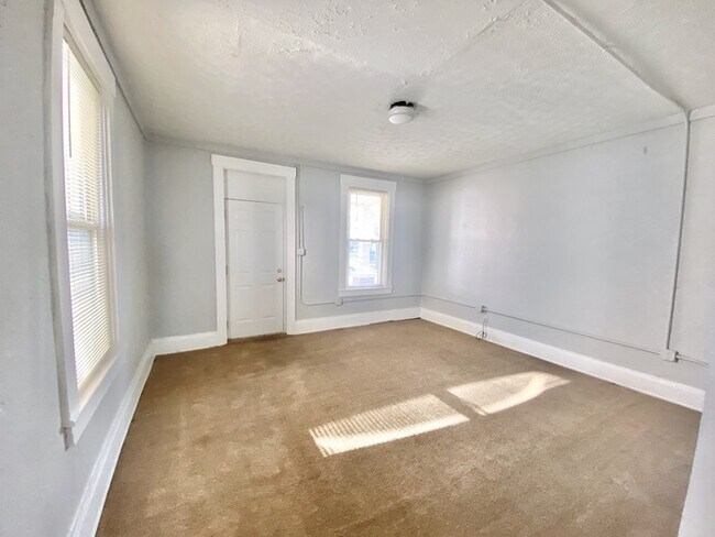 Building Photo - 443 N 5th St