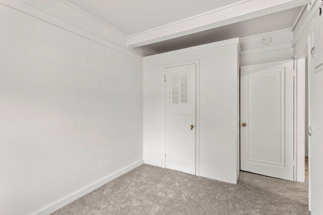 Building Photo - 825 Park Avenue