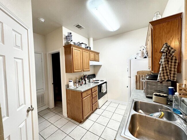 Building Photo - 412 Burleson St