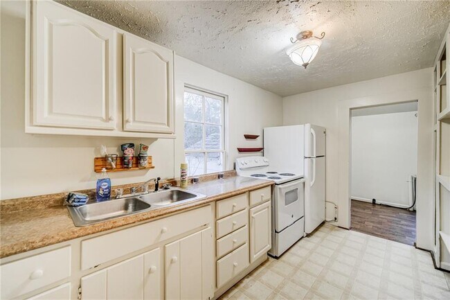 Foto del edificio - 1290 Reavis Mountain Rd