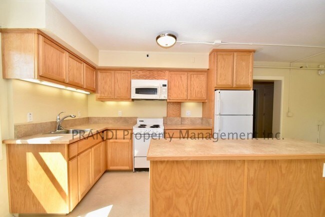 Foto del edificio - Spacious End Unit Apartment Near Downtown