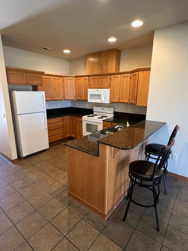 Building Photo - 3 bed/2.5 bath townhome! Double garage, a/...