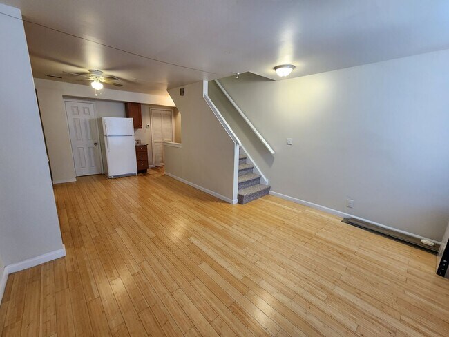 Foto del edificio - BEAUTIFUL, SPACIOUS 3 BEDROOM CENTRAL LOCA...