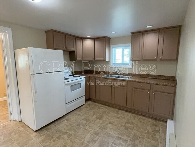 Building Photo - 823 N Western Ave