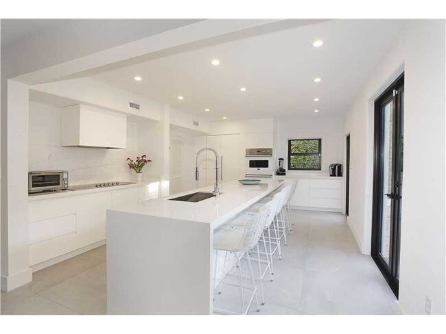 Foto del edificio - 5414 Pine Tree Dr