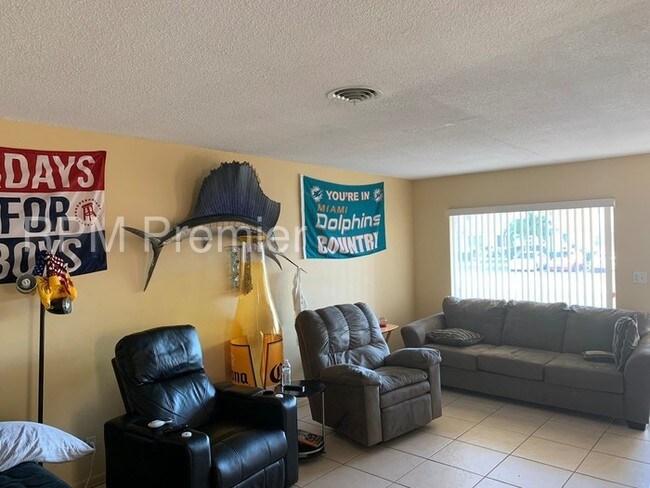 Building Photo - Duplex Available in Fort Lauderdale