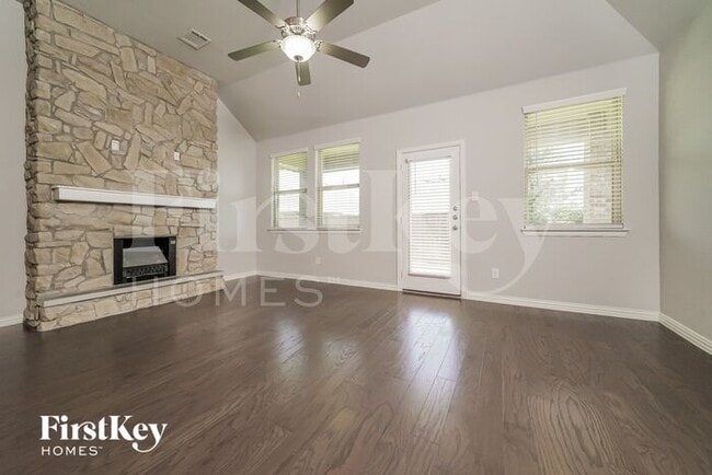 Building Photo - 705 Bluebird Way