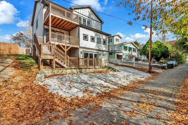 Foto del edificio - 5 br, 3.5 bath House - 32 Huntington Street