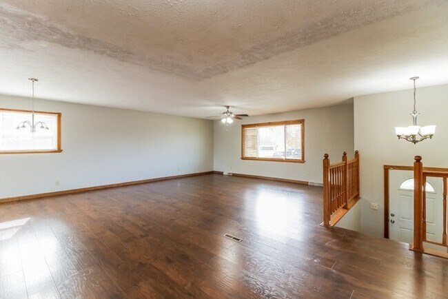 Building Photo - Stunning 3 Bedroom with Large Kitchen!