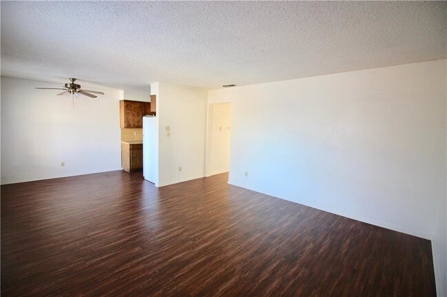 Building Photo - 511 W Oak St