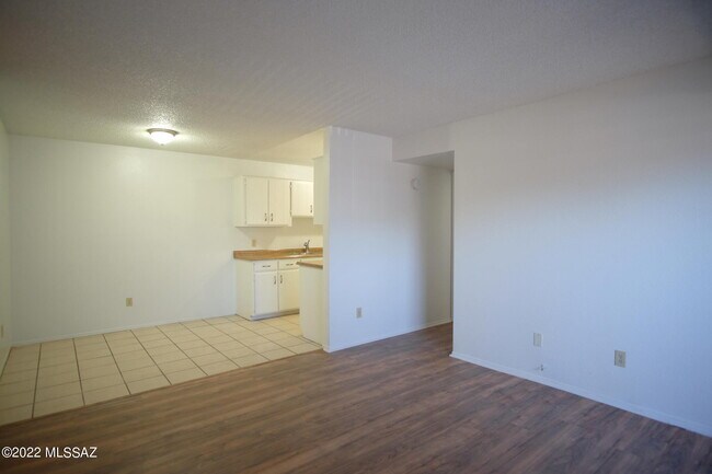 Building Photo - 6625 E Golf Links Rd