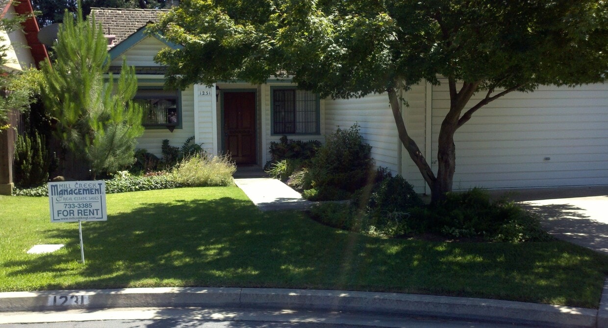 Primary Photo - 3 bedroom 2 bath in central Visalia!